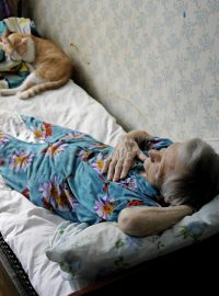 OSN odhaduje, že konflikt zasáhl zhruba čtyři a půl milionu lidí. Skoro tři a půl milionu z nich prý potřebuje humanitární pomoc a ochranu. (Na ilustračním snímku stará žena v Doněcké oblasti.)