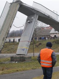 V pražské Troji se 2. prosince 2017 odpoledne zřítila do Vltavy betonová lávka pro pěší, zranili se čtyři lidé.