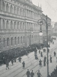 Národní třída, fronta před palácem Böhmische Sparcasse (České spořitelny; dnešní budovy Akademie věd) 3. února 1959.