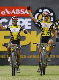 Jaroslav Kulhavý (vpravo) vyhrál Cape Epic potřetí v kariéře, poprvé s Howardem Grottsem