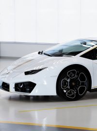 Klenot mezi auty, bílé Lamborghini Huracán se zlatými pruhy podepsané papežem Františkem