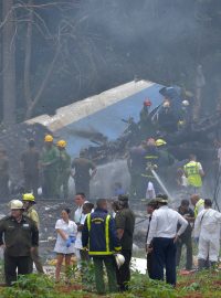 V Havaně se po startu zřítil Boeing 737 s více než stovkou lidí. Na fotografii z místa jsou záchranáři u trosek letadla.