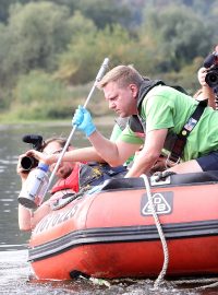 Loni v září odebrala vzorky vody z Vltavy a Labe organizace Greenpeace v Praze, Ústí nad Labem a Hřensku na Děčínsku