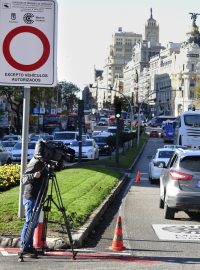 Nové pravicové vedení madridské radnice zruší omezení pro vjezd neekologických aut do centra španělské metropole, které je v platnosti teprve od loňského listopadu