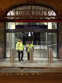 Muž pobodal v Manchesteru poblíž stanice Manchester Victoria tři lidi