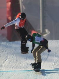 Jakub Žerava (vlevo) v kvalifikaci snowboardcrossu na 29. světové zimní univerziádě v Krasnojarsku (foto z roku 2019)