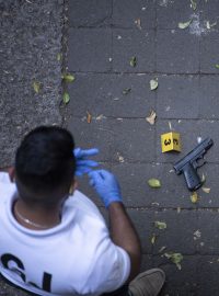 Forenzní specialisté v Mexiku obhlížejí místo činu. V květnu se tam pokusili okrást novináře a jeho bodyguarda.