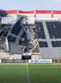 Střecha nad jednou z tribun alkmaarského stadionu spadla v sobotu, v tu dobu byl prázdný, takže nikdo nebyl zraněn