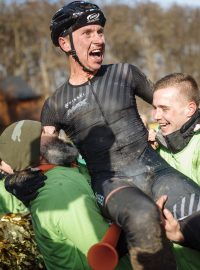 Emil Hekele se raduje z titulu pro cyklokrosového šampiona