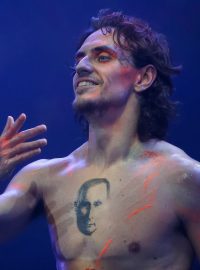 Sergej Polunin si na hruď a ramena si nechal udělat tři tetování s Putinem, zároveň má pravé ruce trojzubec - ukrajinský státní symbol