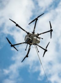 Dron společnosti Elistair se vznáší a předvádí svůj neomezený letový čas na Robot Block Party pořádané společností MassRobotoics v Bostonu ve státě Massachusetts 2. října 2021