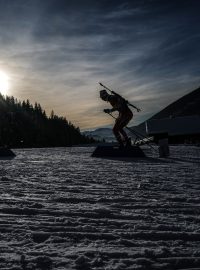 Kolem areálu z několika stran zasněžené vrcholy Savojských Alp, nad nimi azurové nebe a pod nimi desítky horských chalup. To je Le Grand Bornand