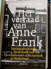 Kniha Betrayal of Anne Frank (Zrada Anny Frankové)