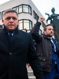 Richard Takáč, Robert Fico a Ľuboš Blaha (Smer-SD) před budovou slovenského parlamentu