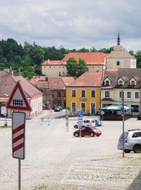 Palackého náměstí, Dačice, v pozadí je Klášter bosých karmelitek.