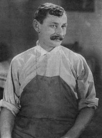 Vlasta Burian ve filmové roli Anton Špelec, ostrostřelec (foto z roku 1932)