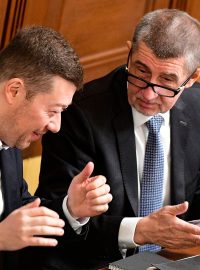 Andrej Babiš (vpravo) a Tomio Okamura na schůzi Sněmovny 19. prosince 2018