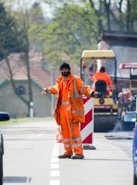 Společnosti mají nasmlouvané kontrakty se středočeskou správou silnic až od roku 2005