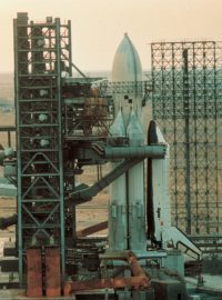 Raketoplán Buran a nosný systém Eněrgija při přípravě startu v roce 1988.