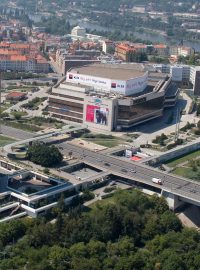 Kongresové centrum Praha (vpravo) a věže Grand hotel Prague