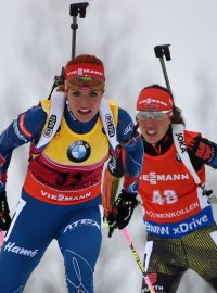 Gabriela Soukalová a za ní Laura Dahlmeierová na závodě Světového poháru v roce 2016
