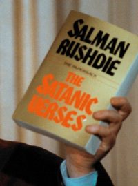 Salman Rushdie a Satanské verše na snímku z roku 1992