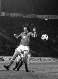 Antonín Panenka během finálového zápasu mistrovství Evropy v roce 1976 na stadionu v Bělehradě