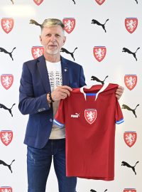 Trenér fotbalové reprezentace Jaroslav Šilhavý s novým dresem