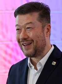 Tomio Okamura se ve volebním štábu raduje z výsledků svého hnutí SPD