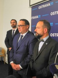 Vedle primátora Tomáše Macury (druhý zprava) náměstci Andrea Hoffmanová (piráti) a za Spolu Jan Dohnal (ODS)