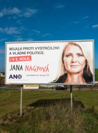 Billboard hnutí ANO před volbami do Senátu, v nich se v Jihlavě v druhém kole utkala o postu Jana Nagyová (ANO) s Milošem Vystrčilem z ODS (ilustrační foto)