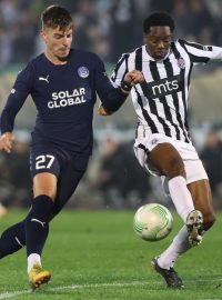 Michal Tomič ze Slovácka (vlevo) v souboji o míč s Queensym Menigem z Partizanu