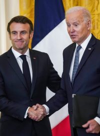 Prezident Francie Emmanuel Macron (vlevo) a jeho americký protějšek Joe Biden (vpravo) se setkali v Bílém domě