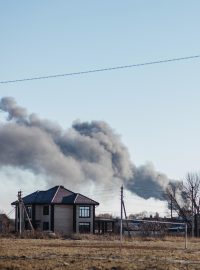 Z letiště u ruského města Kursk stoupá dým