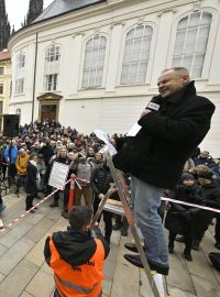 Shromáždění zahájila vystoupení slamerů Anatola Svahilce a Lenky Hronové, režisér Václav Marhoul předčítal ze Zemanovy knihy Jak jsem se mýlil v politice. Vystoupil i písničkář Jaroslav Hutka.