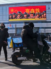 Billboard k cvičení čínské armády, při kterém vyslala k Tchaj-wanu desítky letounů