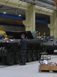Technici pracují na modernizaci tanku T-72 v dílnách Excalibur Army (Archivní foto)