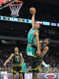 Keldon Johnson smečuje za San Antonio, které před 68 tisíci diváky slavilo 50. sezónu v NBA