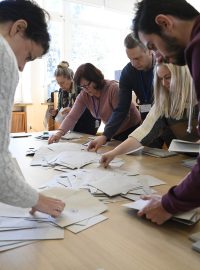 Členové volební komise v Kolektivním domě ve Zlíně sčítají hlasy, které voliči odevzdali v prvním kole prezidentských voleb