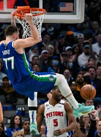 Luka Dončić zavěšuje v utkání proti Detroit Pistons