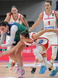 Eliška Hamzová bojuje o míč v souboji se soupeřkou z Irska