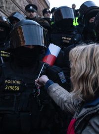 Po ukončení demonstrace Česko proti bídě, kterou svolala strana Právo Respekt Odbornost (PRO) na Václavském náměstí, se stovky demonstrantů přesunuly před Národní muzeum