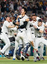 Japonští baseballisté slaví vítězství ve World Baseball Classic