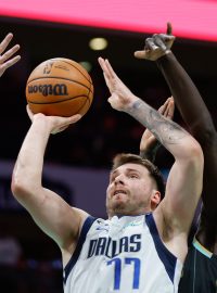 Luka Dončić při střelbě v zápase proti Charlotte