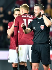 Fotbalisté Sparty řeší situaci s hlavním rozhodčím