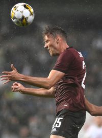 Asger Sörensen vyhrává hlavičkový souboj