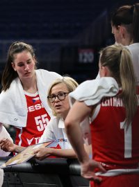 Trenérka ženské basketbalové reprezentace Romana Ptáčková uděluje pokyny