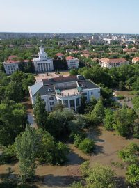 Voda z protržené přehrady už se dostává do přilehlých měst