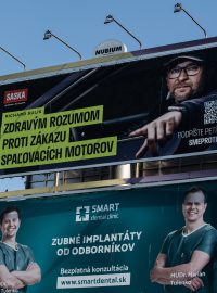 Vlevo billboard Sme rodiny, vpravo Sasky