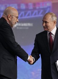 Dimitri Simes podává ruku ruskému prezidentovi Vladimiru Putinovi